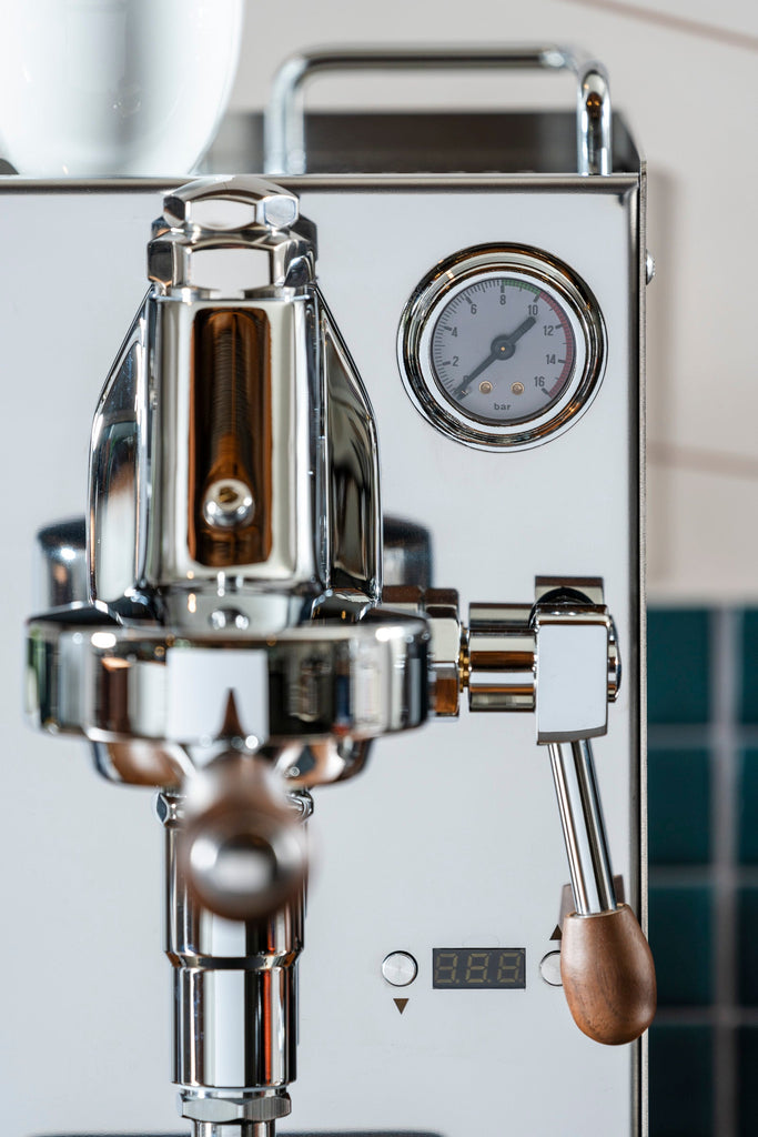 Close up of the LUCCA Solo PID lifestyle by Clive Coffee